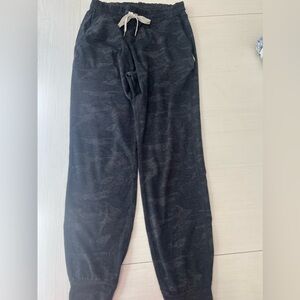 VUORI Long Camo Performance Jogger.  Size XS. Excellent condition.